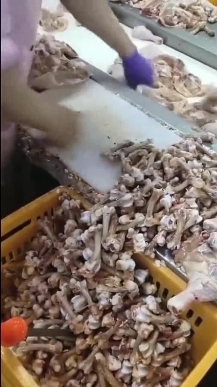 工厂鸡腿剔骨,大姐这个刀法,没有几年练不出来